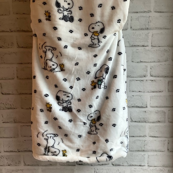 PEANUTS Snoopy Playing With Woodstock Throw - Picture 4 of 6